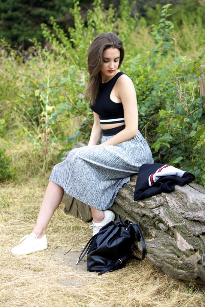 sweat, skirt, sac à dos, fashion, blogger, jupe, baskets, plateforme, look style, chevron, crop top, bershka, new look, outfit, clothing
