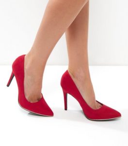 chaussures-pointues-a-talons-wide-fit-en-suedine-rouge-a-bord-en-metal