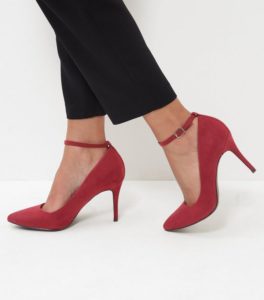 chaussures-rouges-pointues-a-talons-et-brides-de-cheville-confortables-en-suedine