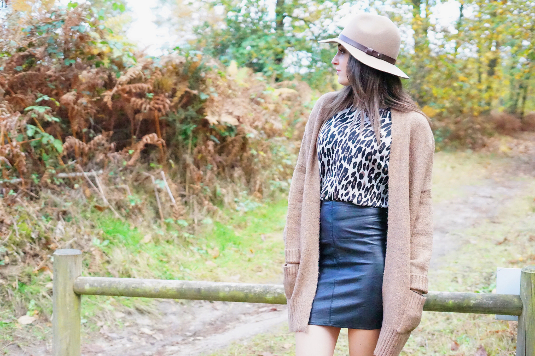 Top imprimé léopard, leather skirt & boots cloutées