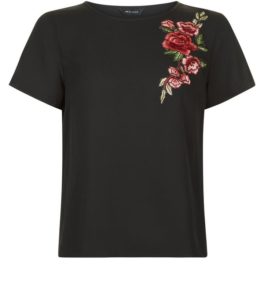 t-shirt-noir-a-broderies-florales