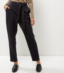 pantalon-bleu-marine-à-rayures-avec-lien-à-la-taille-