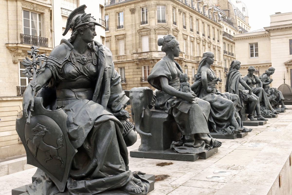 exposition-universelle-vestiges-paris-monsieur-madame-statues-continents