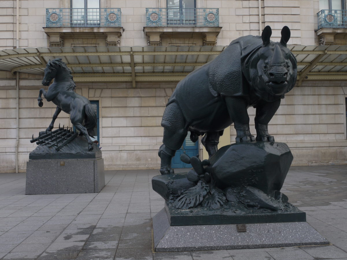 exposition-universelle-vestiges-paris-monsieur-madame-statues-animaux