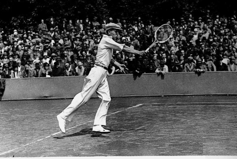 René Lacoste contre Bororta en 1925. Source: Histoire du tennis