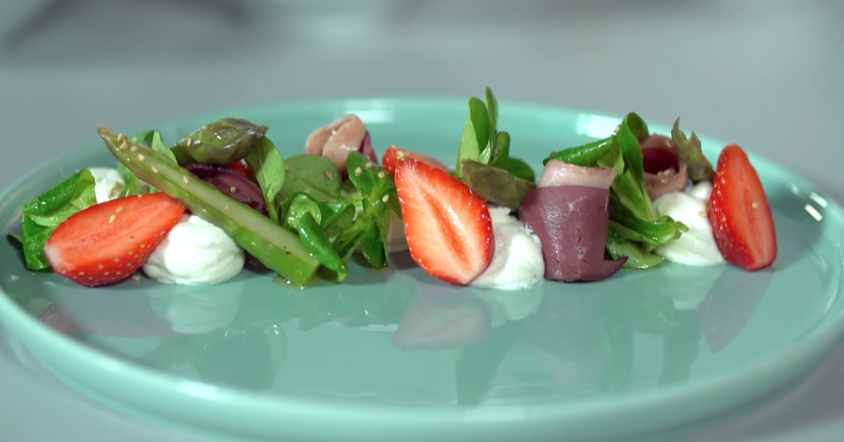 Salade d’asperges, magret séché et fraises