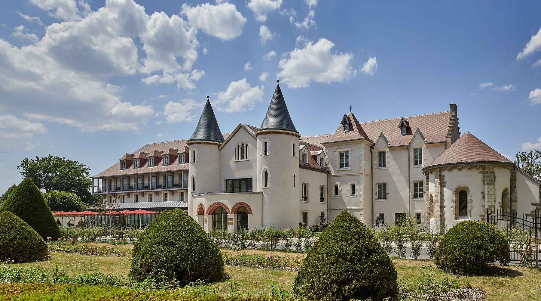 Château Saint-Jean : Un Écrin de Luxe et d’Histoire au Cœur de l’Auvergne