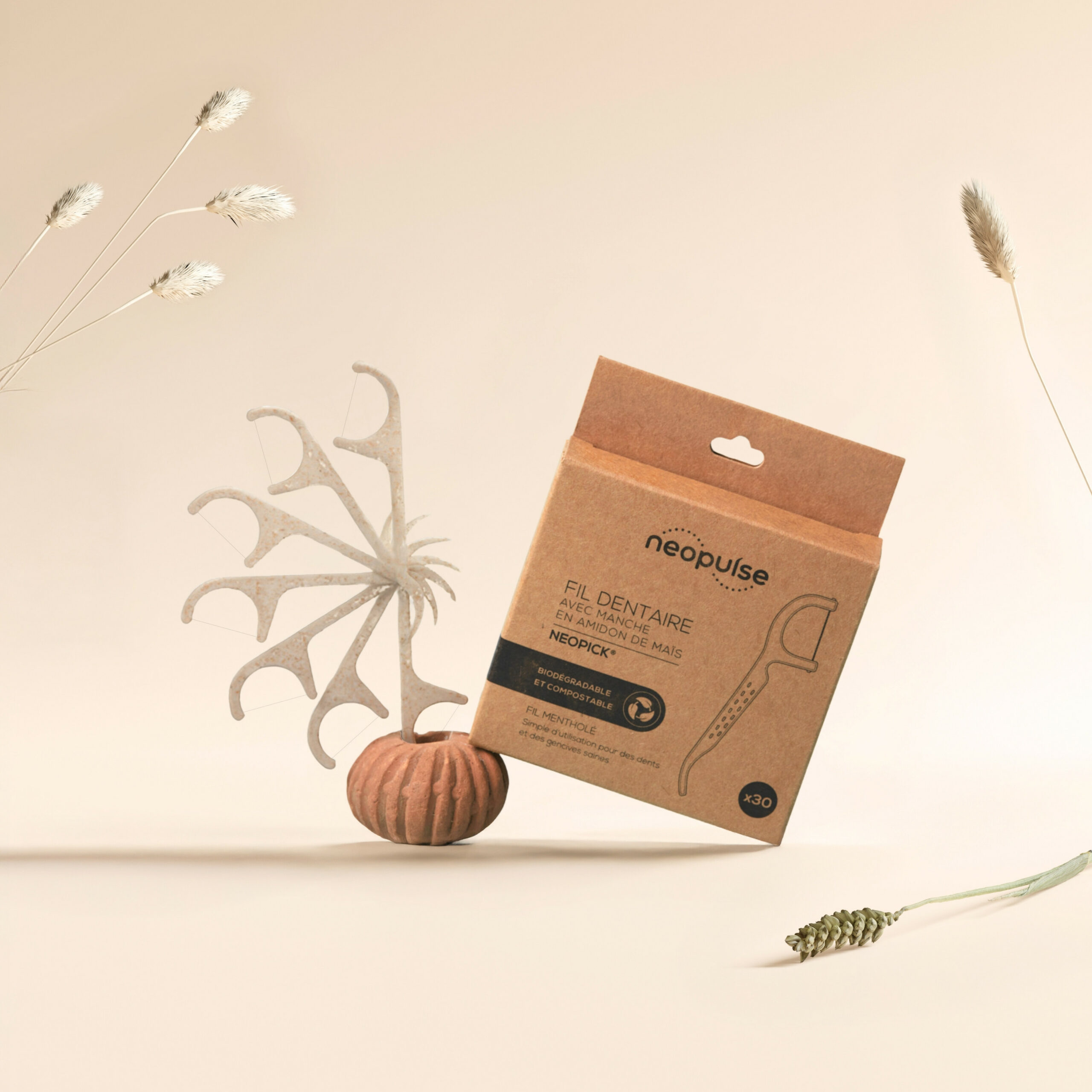 Fil dentaire NEOPULSE NEOPICK avec manche biodégradable en amidon de maïs, pour une hygiène interdentaire durable.