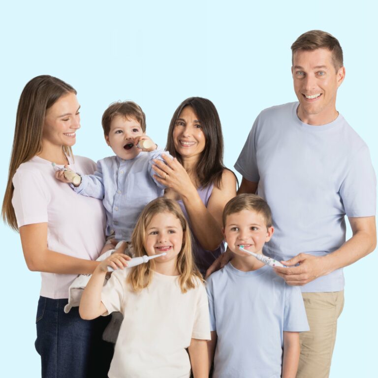 Famille utilisant les brosses à dents électriques NEOPULSE, illustrant une routine dentaire familiale.