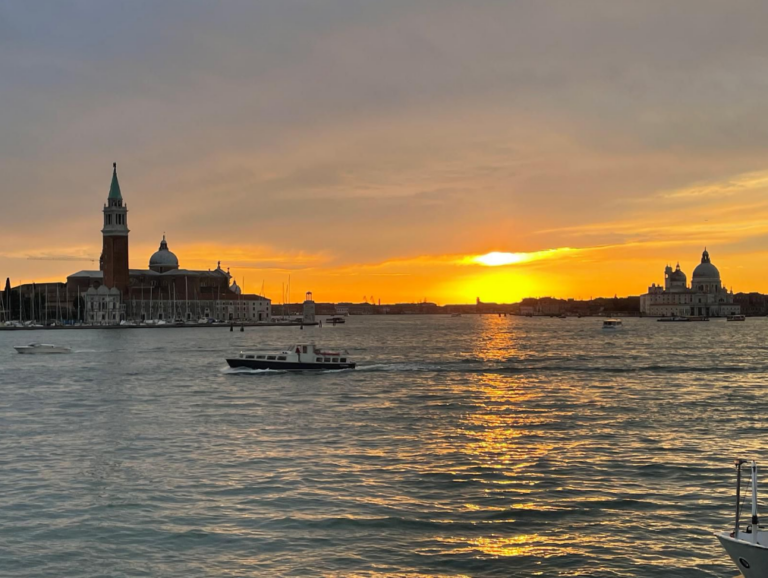 Paysage sur fleuve calm au couché du soleil, venise